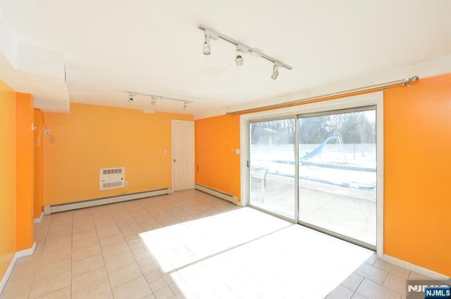 454 E Ridgewood Avenue, Paramus, NJ 07652