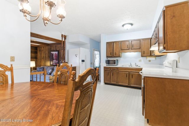 7106 McKenna Ct, Louisville, KY 40291