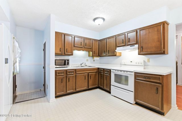 7106 McKenna Ct, Louisville, KY 40291