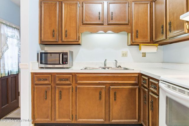 7106 McKenna Ct, Louisville, KY 40291