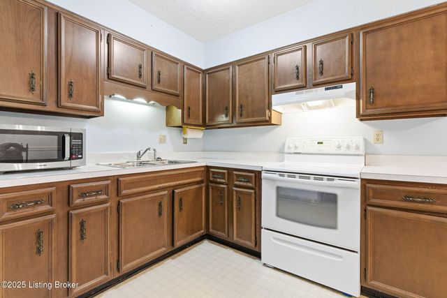 7106 McKenna Ct, Louisville, KY 40291