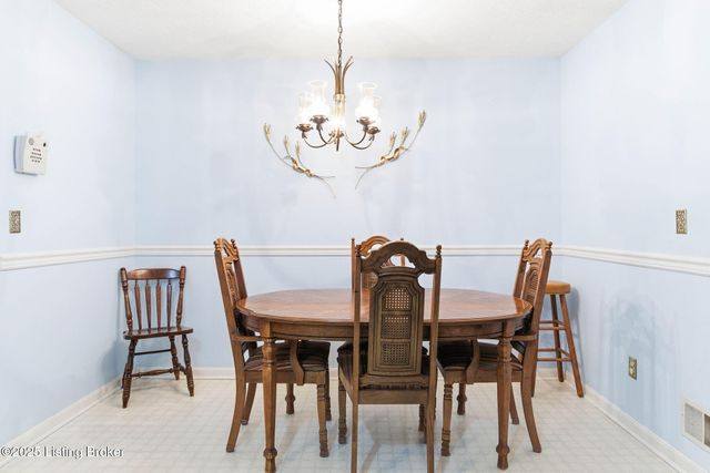 7106 McKenna Ct, Louisville, KY 40291