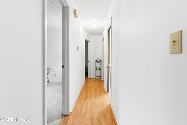 7106 McKenna Ct, Louisville, KY 40291