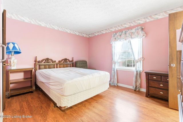 7106 McKenna Ct, Louisville, KY 40291