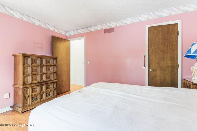 7106 McKenna Ct, Louisville, KY 40291