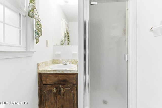 7106 McKenna Ct, Louisville, KY 40291