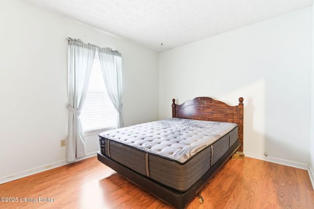 7106 McKenna Ct, Louisville, KY 40291