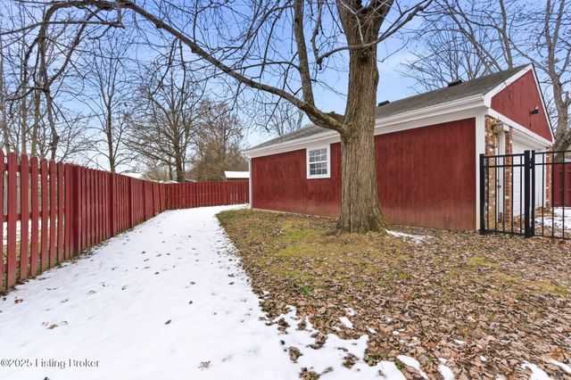 7106 McKenna Ct, Louisville, KY 40291