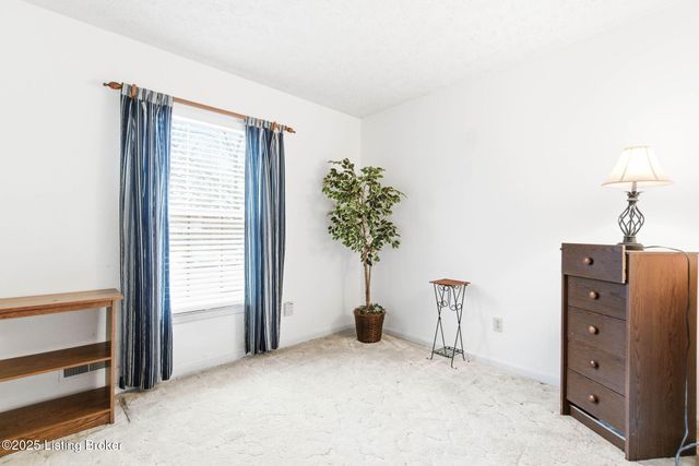 7106 McKenna Ct, Louisville, KY 40291