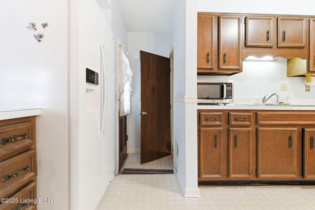 7106 McKenna Ct, Louisville, KY 40291