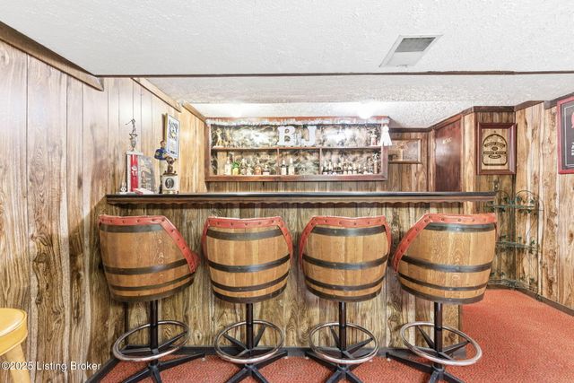 7106 McKenna Ct, Louisville, KY 40291