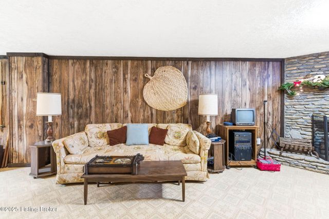 7106 McKenna Ct, Louisville, KY 40291