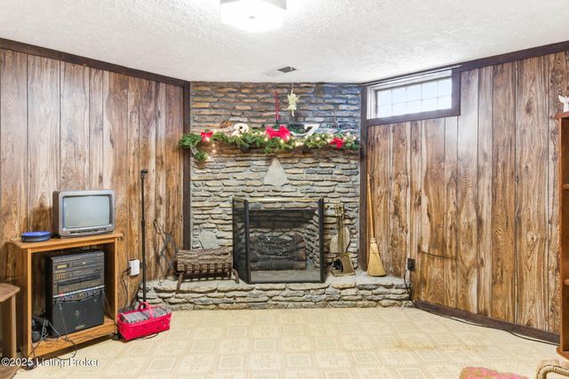 7106 McKenna Ct, Louisville, KY 40291