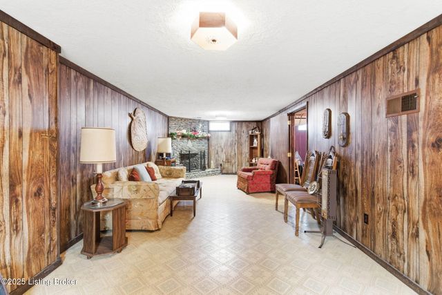 7106 McKenna Ct, Louisville, KY 40291