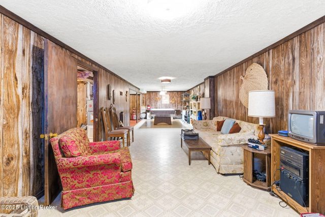 7106 McKenna Ct, Louisville, KY 40291