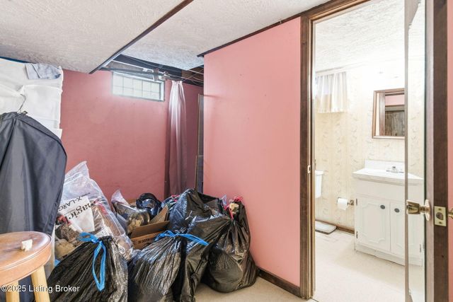 7106 McKenna Ct, Louisville, KY 40291