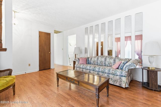 7106 McKenna Ct, Louisville, KY 40291