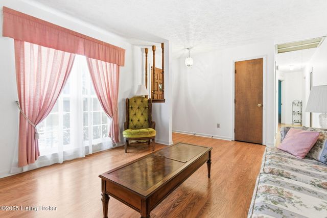 7106 McKenna Ct, Louisville, KY 40291