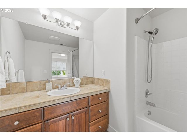10565 Ne AVERY Way, Hillsboro, OR 97006