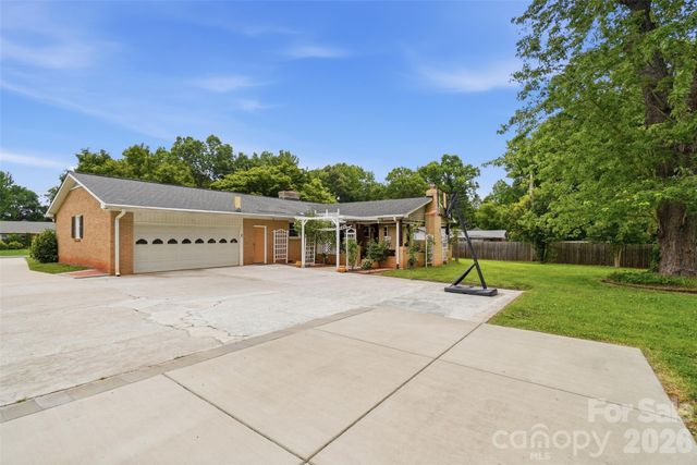6108 Mallard Drive, Charlotte, NC 28227