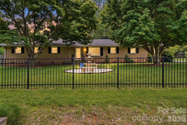 6108 Mallard Drive, Charlotte, NC 28227
