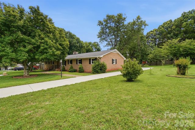 6108 Mallard Drive, Charlotte, NC 28227