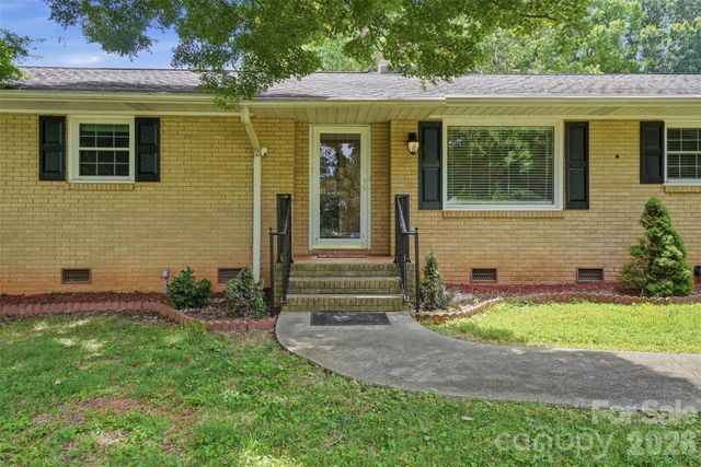 6108 Mallard Drive, Charlotte, NC 28227