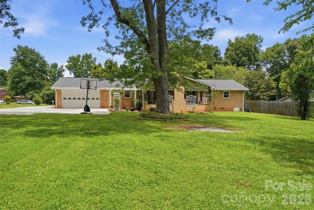 6108 Mallard Drive, Charlotte, NC 28227