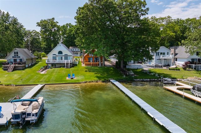 9715 Woodlawn Drive, Portage, MI 49002