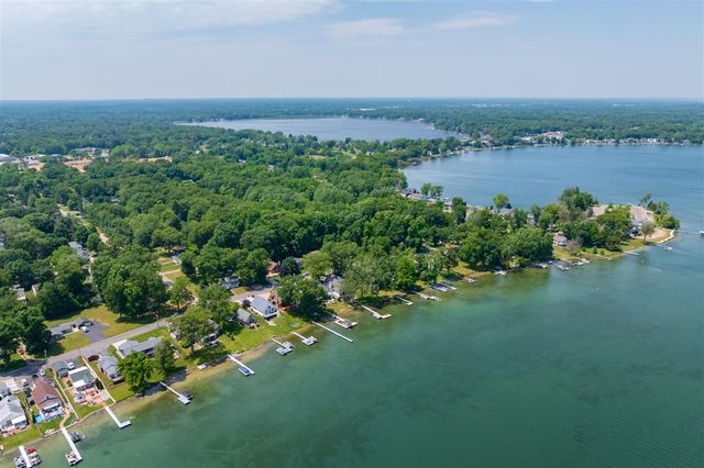 9715 Woodlawn Drive, Portage, MI 49002