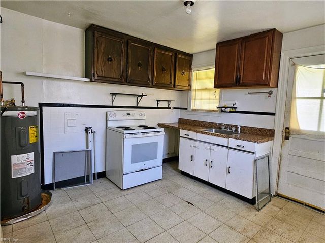 48 W Colin DR, Portsmouth, VA 23701