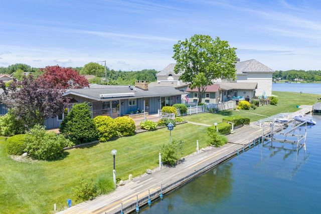 68911 Island Drive, Edwardsburg, MI 49112