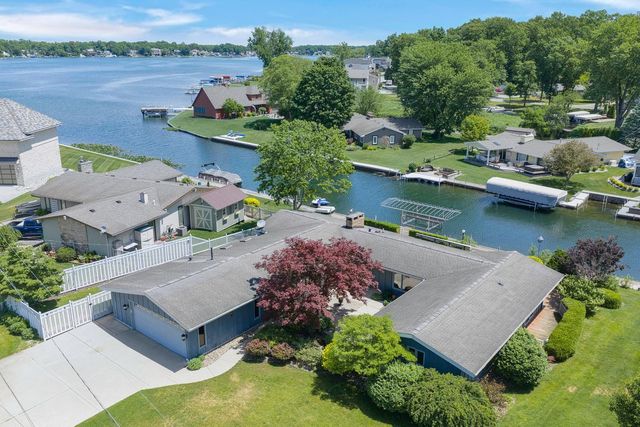 68911 Island Drive, Edwardsburg, MI 49112