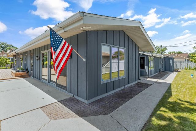 68911 Island Drive, Edwardsburg, MI 49112