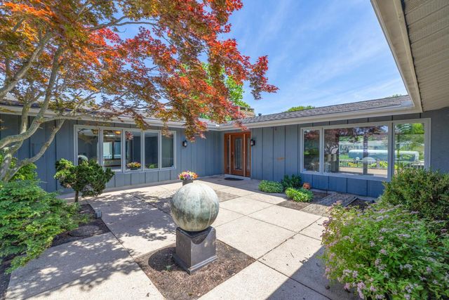 68911 Island Drive, Edwardsburg, MI 49112