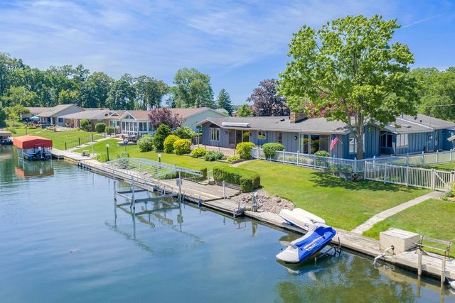 68911 Island Drive, Edwardsburg, MI 49112