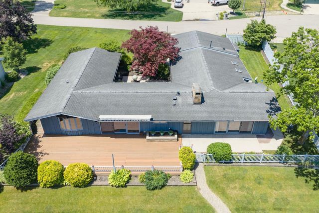 68911 Island Drive, Edwardsburg, MI 49112