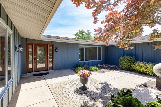 68911 Island Drive, Edwardsburg, MI 49112