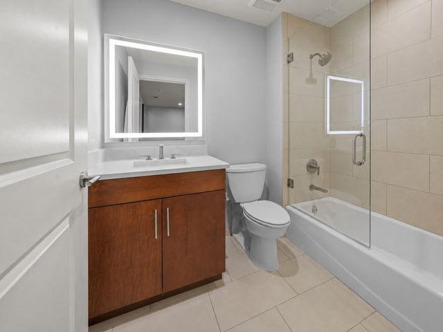 850 N Lake Shore Drive 203, Chicago, IL 60611