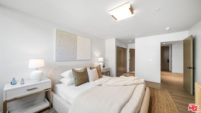 153 San Vicente Boulevard 2E, Santa Monica, CA 90402