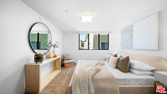 153 San Vicente Boulevard 2E, Santa Monica, CA 90402