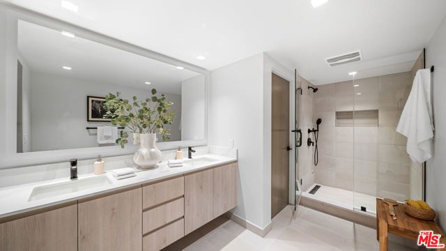 153 San Vicente Boulevard 2E, Santa Monica, CA 90402