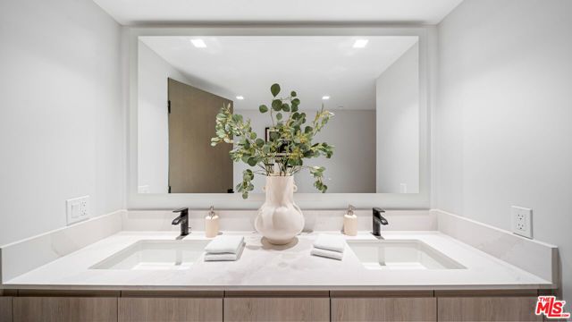 153 San Vicente Boulevard 2E, Santa Monica, CA 90402