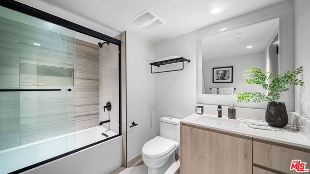 153 San Vicente Boulevard 2E, Santa Monica, CA 90402