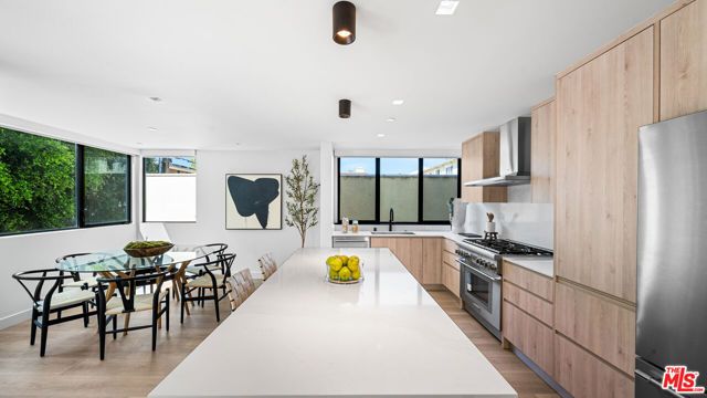 153 San Vicente Boulevard 2E, Santa Monica, CA 90402