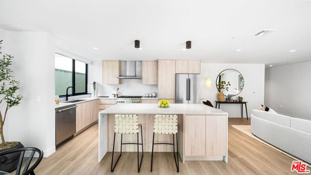 153 San Vicente Boulevard 2E, Santa Monica, CA 90402