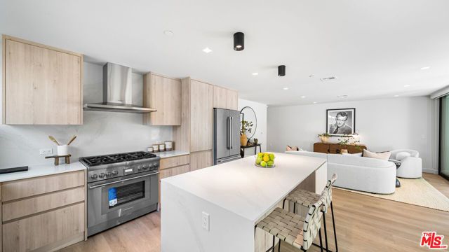 153 San Vicente Boulevard 2E, Santa Monica, CA 90402