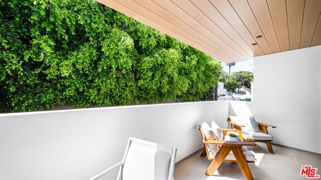 153 San Vicente Boulevard 2E, Santa Monica, CA 90402