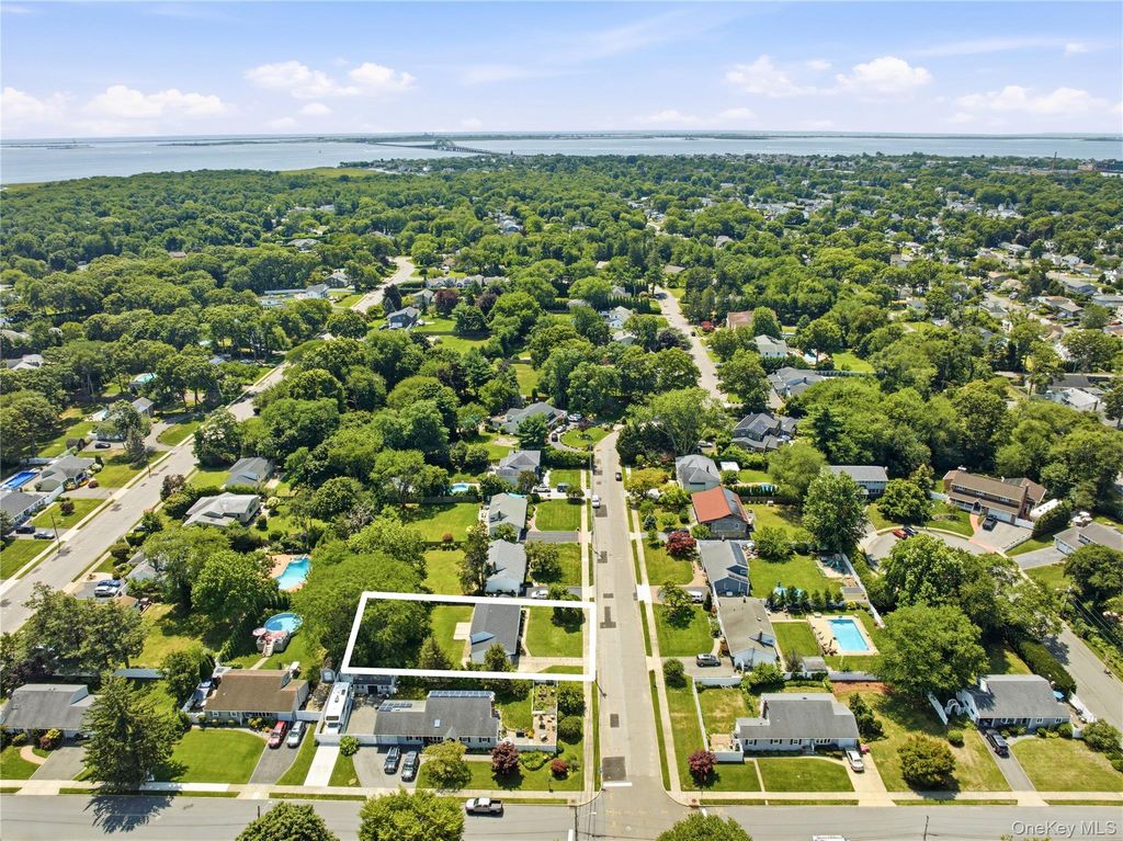 933 Thompson Drive, Bay Shore, NY 11706 — photo 2