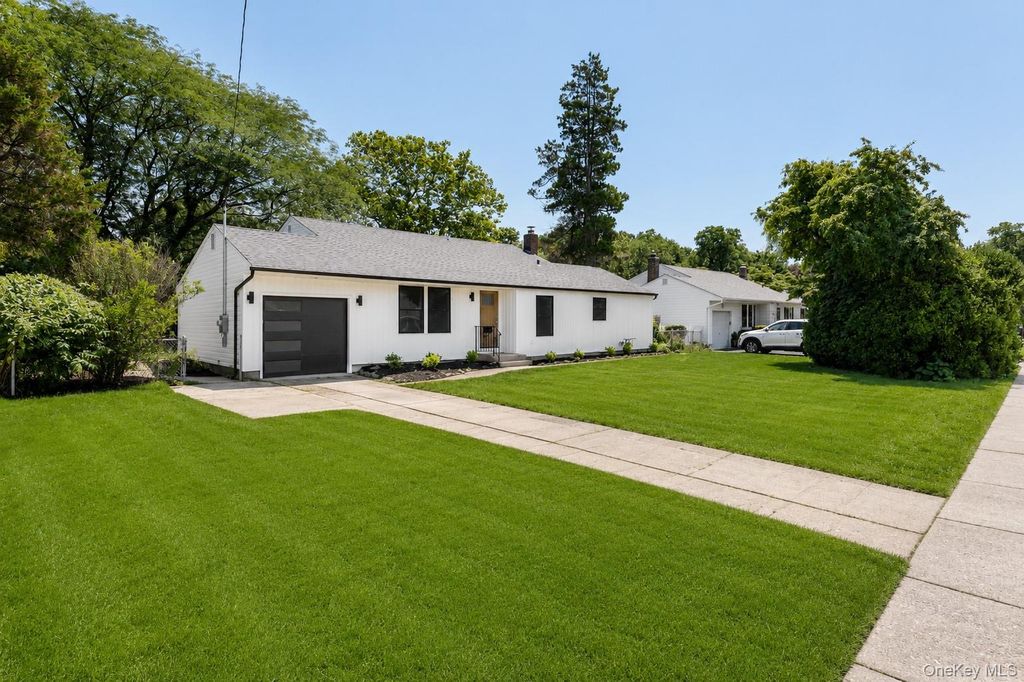 933 Thompson Drive, Bay Shore, NY 11706 — photo 3